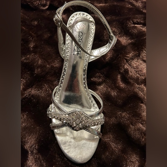 Silver sandals worn once. Excellent condition. Size 8.5. DbDk Fashion. - Picture 3 of 7